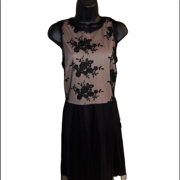 Elegant Black Floral Dress - Picture 5 of 11